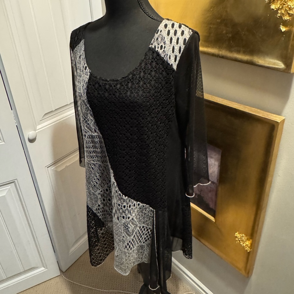 Papa Vancouver Women's Black & Gray Crochet Overlay Tunic